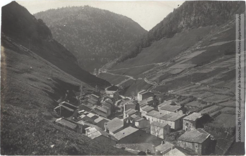 Vallée de l'Aude et environs. 403. La Fajolle : vue générale du village / photographie Henri Jansou (1874-1966). - Toulouse : maison Labouche frères, [entre 1900 et 1940]. - Photographie recto