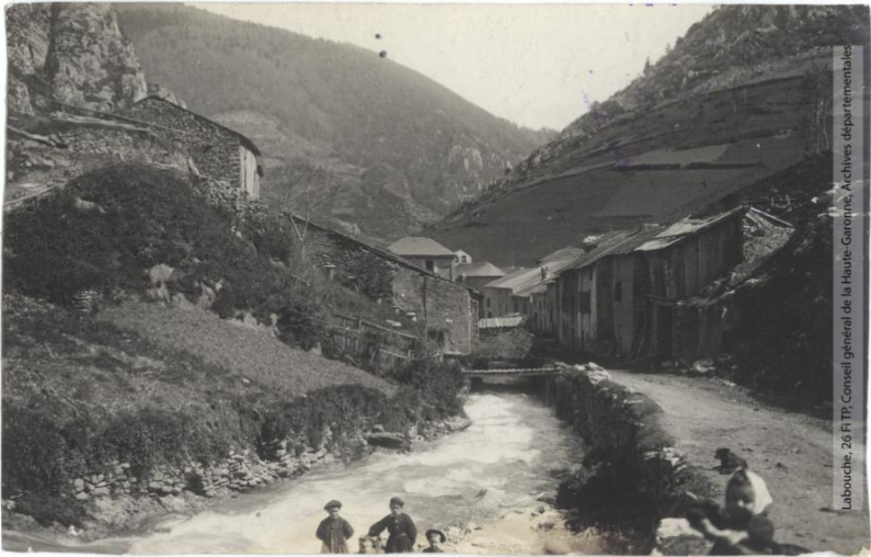 Vallée de l'Aude et environs. 404. Le Rebenty : La Fajolle : le Rebenty dans le village / photographie Henri Jansou (1874-1966). - Toulouse : maison Labouche frères, [entre 1900 et 1940]. - Photographie recto