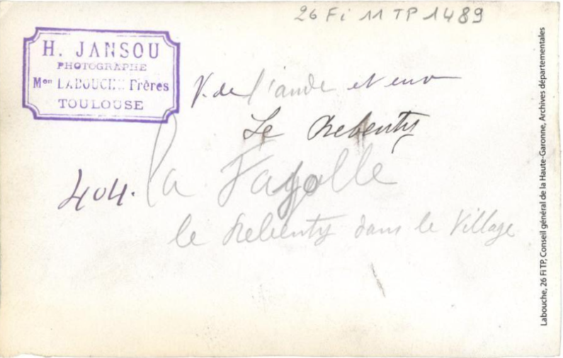 Vallée de l'Aude et environs. 404. Le Rebenty : La Fajolle : le Rebenty dans le village / photographie Henri Jansou (1874-1966). - Toulouse : maison Labouche frères, [entre 1900 et 1940]. - Photographie verso