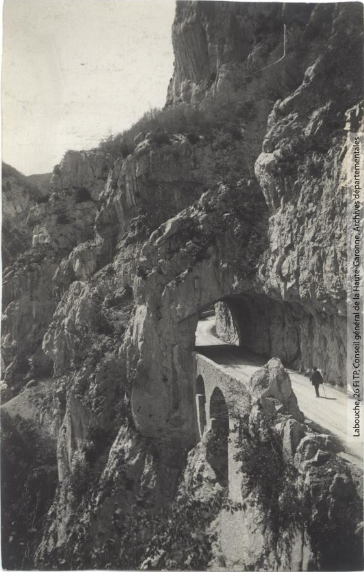 Vallée de l'Aude et environs. 55. Le Rebenty : défilé de Joucou : 1er tunnel / photographie Henri Jansou (1874-1966). - Toulouse : maison Labouche frères, [entre 1900 et 1940]. - Photographie (1900/1940) recto