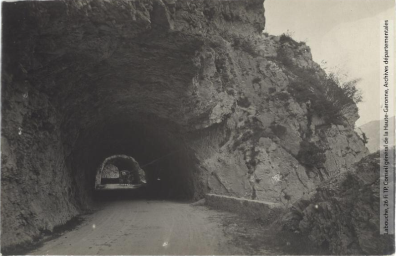 Vallée de l'Aude et environs. 56. Vallée du Rebenty : les deux tunnels de Joucou / photographie Henri Jansou (1874-1966). - Toulouse : maison Labouche frères, [entre 1900 et 1940]. - Photographie (1900/1940) recto