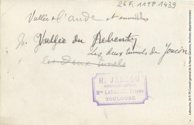 Vallée de l'Aude et environs. 56. Vallée du Rebenty : les deux tunnels de Joucou / photographie Henri Jansou (1874-1966). - Toulouse : maison Labouche frères, [entre 1900 et 1940]. - Photographie (1900/1940) verso