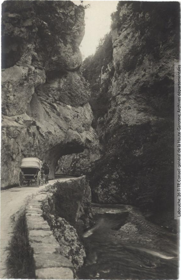Vallée de l'Aude et environs. 57. Vallée du Rebenty : défilé d'Able / photographie Henri Jansou (1874-1966). - Toulouse : maison Labouche frères, [entre 1900 et 1940]. - Photographie (1900/1940) recto