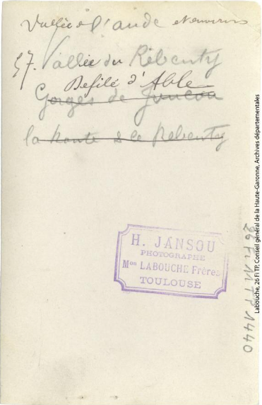 Vallée de l'Aude et environs. 57. Vallée du Rebenty : défilé d'Able / photographie Henri Jansou (1874-1966). - Toulouse : maison Labouche frères, [entre 1900 et 1940]. - Photographie (1900/1940) verso