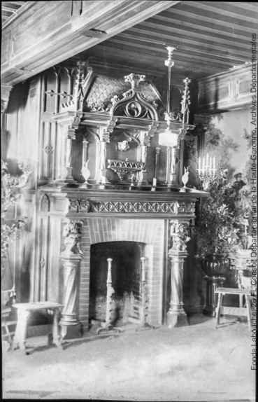 Vallée du Rébenti (Aude) [i.e. Rebenty]. Château de Niort[-de-Sault] : cheminée du grand salon. - Toulouse : phototypie Labouche frères, marque LF au verso, [entre 1905 et 1925]. - Carte postale (1905/1925) recto