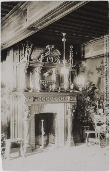 Vallée du Rébenti (Aude) [i.e. Rebenty]. Château de Niort[-de-Sault] : cheminée du grand salon. - Toulouse : phototypie Labouche frères, marque LF au verso, [entre 1905 et 1925]. - Carte postale (1905/1925) recto2