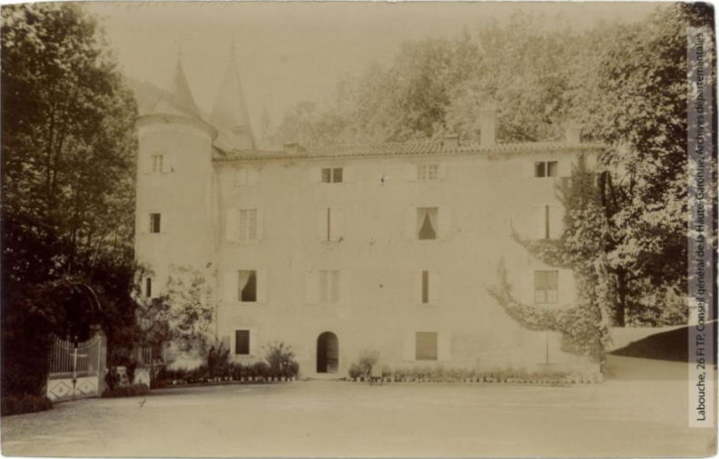 Vallée du Rébenti [i.e. Rebenty] (Aude). Château de Niort[-de-Sault] : vue prise de la cour d'honneur. - Toulouse : phototypie Labouche frères, marque LF au verso, [entre 1905 et 1925]. - Carte postale (1905/1925) recto