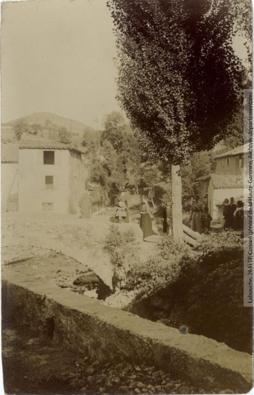 Niort[-de-Sault] : [intérieur du village : le ruisseau du Rebenty et le pont]. - Toulouse : maison Labouche frères, [entre 1900 et 1940]. - Photographie (1900/1940) recto
