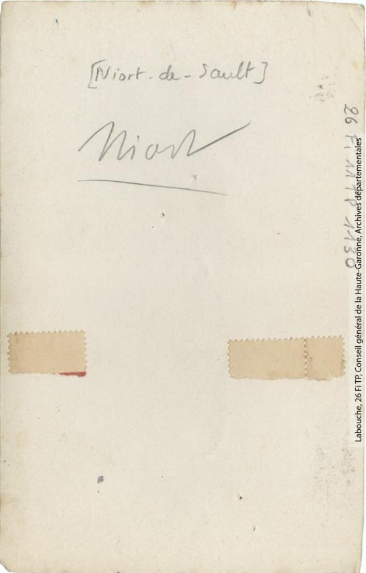 Niort[-de-Sault] : [intérieur du village : le ruisseau du Rebenty et le pont]. - Toulouse : maison Labouche frères, [entre 1900 et 1940]. - Photographie (1900/1940) verso