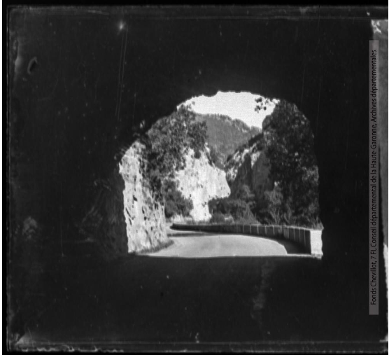 Défilé de Pierre-Lys 1 - Plaques de verre fonds Charles Chevillot - région Occitanie, 1923-1960 - Tourisme dans l'Aude - photographie Charles Chevillot - entre 1923 et 1950 p1