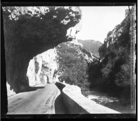 Défilé de Pierre-Lys 2 - Plaques de verre fonds Charles Chevillot - région Occitanie, 1923-1960 - Tourisme dans l'Aude - photographie Charles Chevillot - entre 1923 et 1950 p1