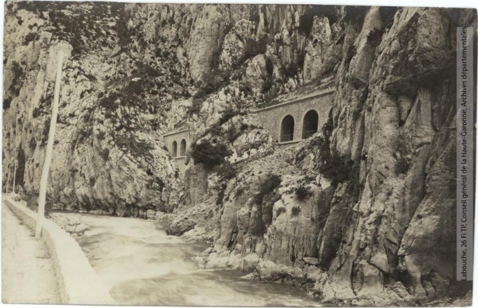 Vallée de l'Aude 113 - La Pierre Lys - ouvertures d'aération du tunnel du chemin de fer -photo Amédée Trantoul 1837-1910 -Toulouse -maison Labouche frères 1900-1910 p1