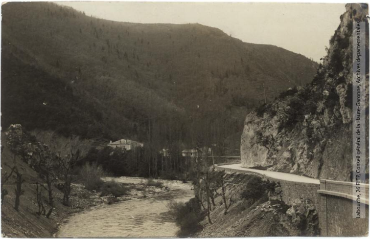 Vallée de l'Aude 116 - Route d'Axat - le vieux village - vue prise de la gare du Rebenty -photo Amédée Trantoul 1837-1910 -Toulouse -maison Labouche frères 1900-1910 p1