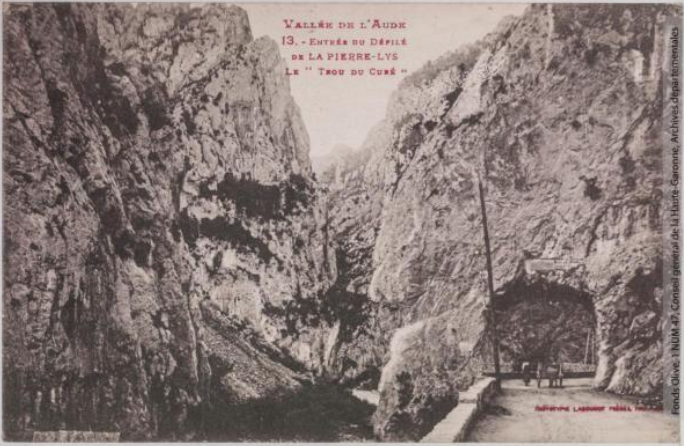 Vallée de l'Aude 13 -Entrée du défilé de la Pierre-Lys -le trou du curé -Toulouse -phototypie Labouche frères, marque LF au verso 1918-1937 -CPA p1