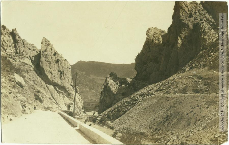 Vallée de l'Aude 140 - La route dans le défilé de la Pierre-Lys, près Quillan - photographie Amédée Trantoul 1837-1910 - Toulouse - maison Labouche frères, entre 1900 et 1910 - Photographie p1