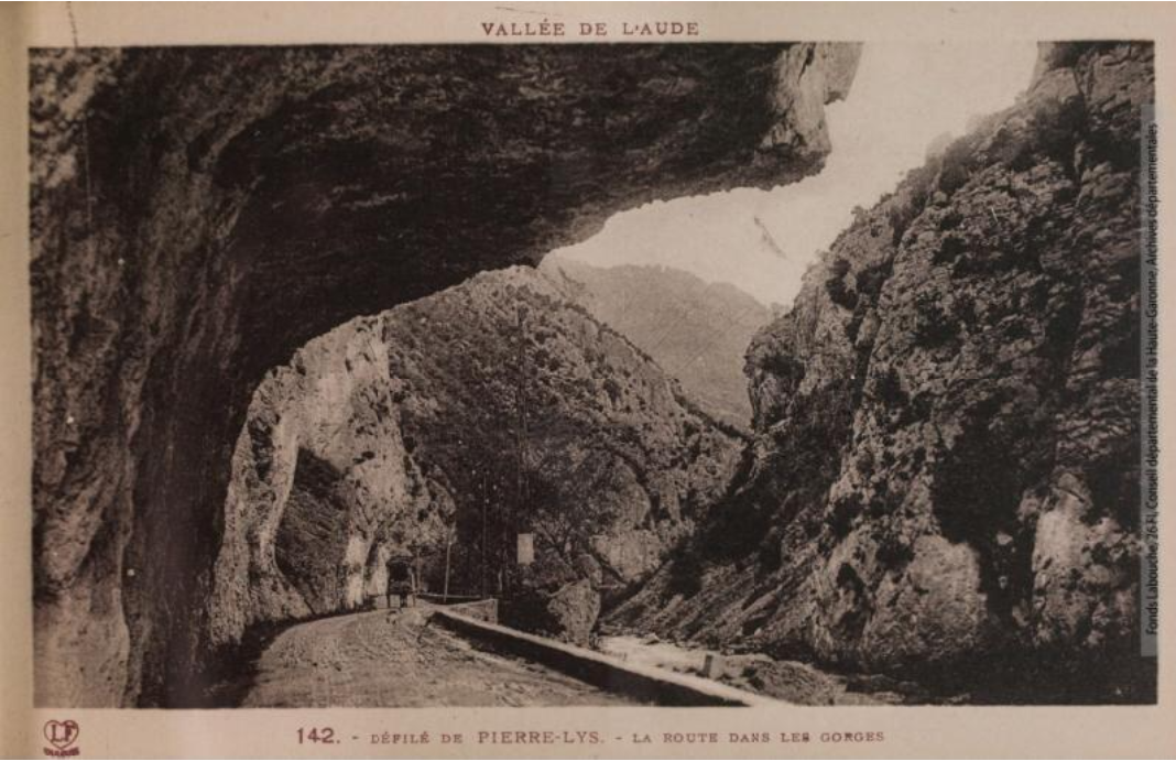 Vallée de l'Aude 142 - Défilé de Pierre-Lys - la route dans les gorges - Toulouse - phototypie Labouche frères, marque LF 1934 - Carte postale p1