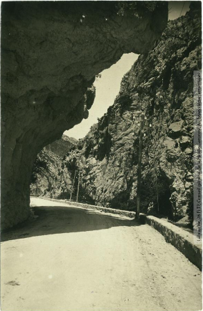 Vallée de l'Aude 142 - La route dans le défilé de Pierre-Lys - photographie Henri Jansou 1874-1966 - Toulouse - maison Labouche frères, entre 1900 et 1940 - Photographie p1