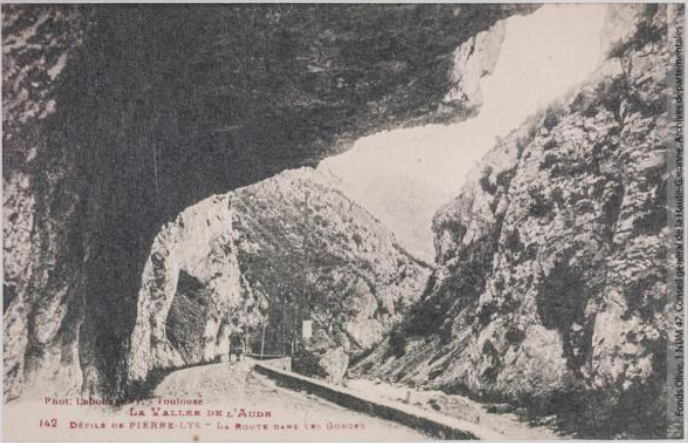 Vallée de l'Aude 142 -Défilé de Pierre-Lys -la route dans les gorges -Toulouse -phototypie Labouche frères, marque LF au verso, 1911-1925 -Carte postale p1 double