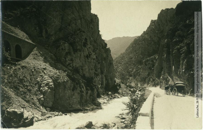 Vallée de l'Aude 143 - Ouvertures du tunnel, l'Aude et la route dans la Pierre-Lys -photo Henri Jansou 1874-1966 -Toulouse -maison Labouche frères 1900-1940 p1