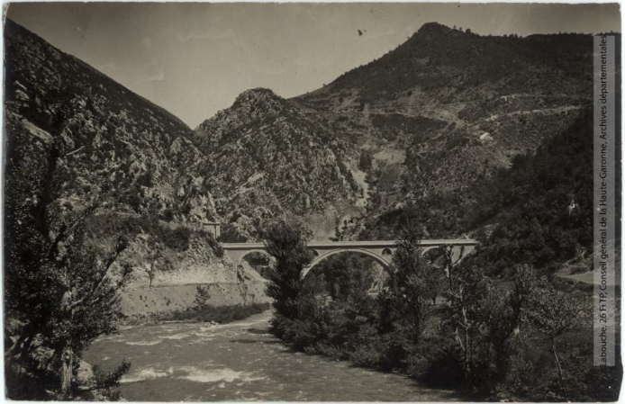 Vallée de l'Aude 211 -La vallée de l'Aude à Saint-Martin-Lys -sortie de la Pierre-Lys -photo Henri Jansou 1874-1966 -Toulouse -maison Labouche frères p1