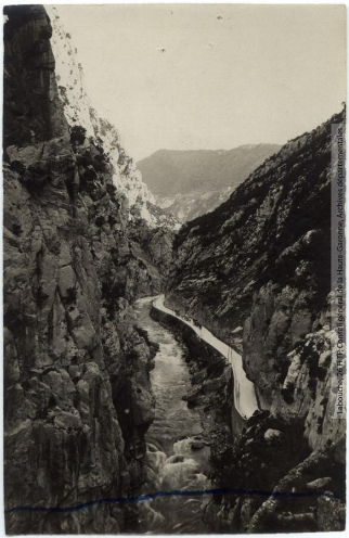 Vallée de l'Aude 213 - Défilé de la route et de la rivière dans la Pierre-Lys vers Axat -photographie Henri Jansou 1874-1966 -Toulouse -maison Labouche frères 1900-1940 p1