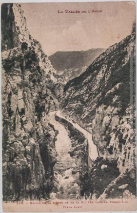 Vallée de l'Aude 213 -Défilé de la route et de la rivière dans la Pierre-Lys vers Axat -photo Henri Jansou 1874-1966 -phototypie Labouche frères, marque LF au verso 1904-1925 -CPA p1 double