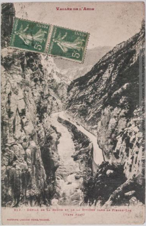 Vallée de l'Aude 213 -Défilé de la route et de la rivière dans la Pierre-Lys vers Axat -photo Henri Jansou 1874-1966 -phototypie Labouche frères, marque LF au verso 1904-1925 -CPA p1