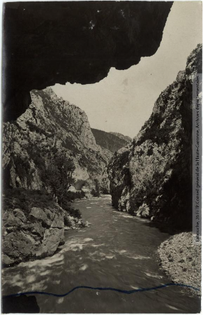 Vallée de l'Aude 214 - L'Aude dans la Pierre-Lys vue de l'ancien chemin muletier - photographie Henri Jansou 1874-1966 - Toulouse - maison Labouche frères, entre 1900 et 1940 - Photographie p1