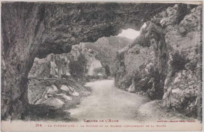 Vallée de l'Aude 214 -La Pierre-Lys -la rivière et le rocher surplombant de la route -photo Henri Jansou 1874-1966 -phototypie Labouche frères, marque LF au verso 1911-1925-CPA p1