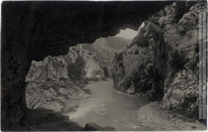 Vallée de l'Aude 214 bis -Pierre-Lys -la rivière et le rocher surplombant de la route -photo Henri Jansou 1874-1966 -Toulouse -maison Labouche frères 1900-1940 p1