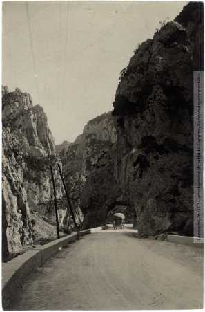 Vallée de l'Aude 215 - Entrée de la Pierre-Lys - trou du Curé - photographie Henri Jansou 1874-1966 - Toulouse - maison Labouche frères, entre 1900 et 1940 - Photographie p1