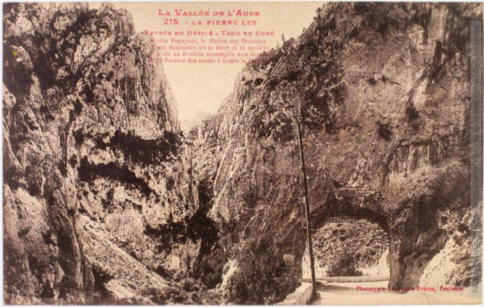 Vallée de l'Aude 215 - La Pierre-Lys - entrée du défilé - le trou du curé - Toulouse - phototypie Labouche frères, marque LF au verso, entre 1918 et 1937 - Carte postale p1