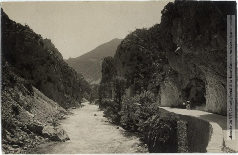 Vallée de l'Aude 216 - Les bords de l'Aude et la route dans la Pierre-Lys - photographie Henri Jansou 1874-1966 - Toulouse - maison Labouche frères, entre 1900 et 1940 - Photographie p1