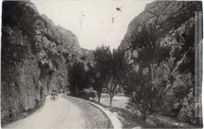 Vallée de l'Aude 374 - Quillan - vue dans l'intérieur de la Pierre-Lys - photographie Henri Jansou 1874-1966 - Toulouse - maison Labouche frères, entre 1900 et 1920 - Photographie p1