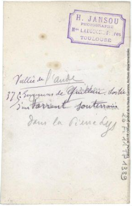 Vallée de l'Aude 375 -Environs de Quillan -sortie d'un torrent souterrain dans la Pierre-Lys - photographie Henri Jansou 1874-1966 - Toulouse - maison Labouche frères 1900-1940 p2 verso