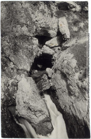 Vallée de l'Aude 375 -Environs de Quillan -sortie d'un torrent souterrain dans la Pierre-Lys - photographie Henri Jansou 1874-1966 - Toulouse - maison Labouche frères 1900-1940 p1