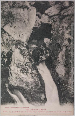 Vallée de l'Aude 375 -La Pierre-Lys -sortie d'un torrent souterrain dans les gorges -Toulouse -phototypie Labouche frères, marque LF au verso 1918-1937 -CPA p1