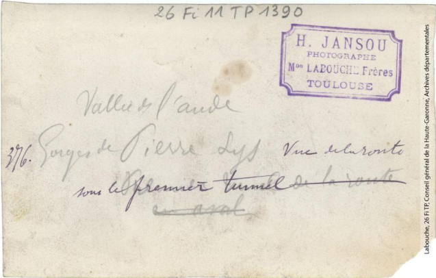 Vallée de l'Aude 376 -Gorges de Pierre-Lys -vue de la route sous le premier tunnel -photo Henri Jansou 1874-1966 -Toulouse -maison Labouche frères 1900-1920 p2 verso