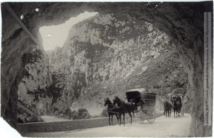 Vallée de l'Aude 376 -Gorges de Pierre-Lys -vue de la route sous le premier tunnel -photo Henri Jansou 1874-1966 -Toulouse -maison Labouche frères 1900-1920 p1