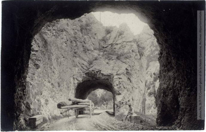 Vallée de l'Aude 377 - Gorges de Pierre-Lys - les deux tunnels - photographie Henri Jansou 1874-1966 - Toulouse - maison Labouche frères, entre 1900 et 1920 - Photographie p1