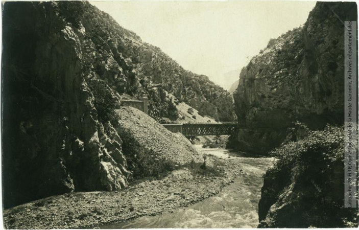 Vallée de l'Aude 51 - Sortie du tunnel de la Pierre Lys - photographie Henri Jansou 1874-1966 - Toulouse - maison Labouche frères, entre 1900 et 1940 - Photographie p1