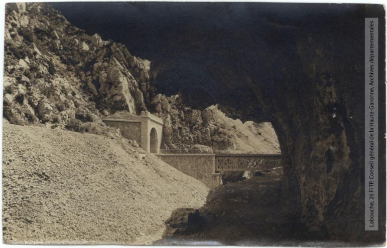 Vallée de l'Aude 51 -Sortie du tunnel de la Pierre Lys près Quillan -photo Amédée Trantoul 1837-1910 -Toulouse -maison Labouche frères 1900-1910 p1