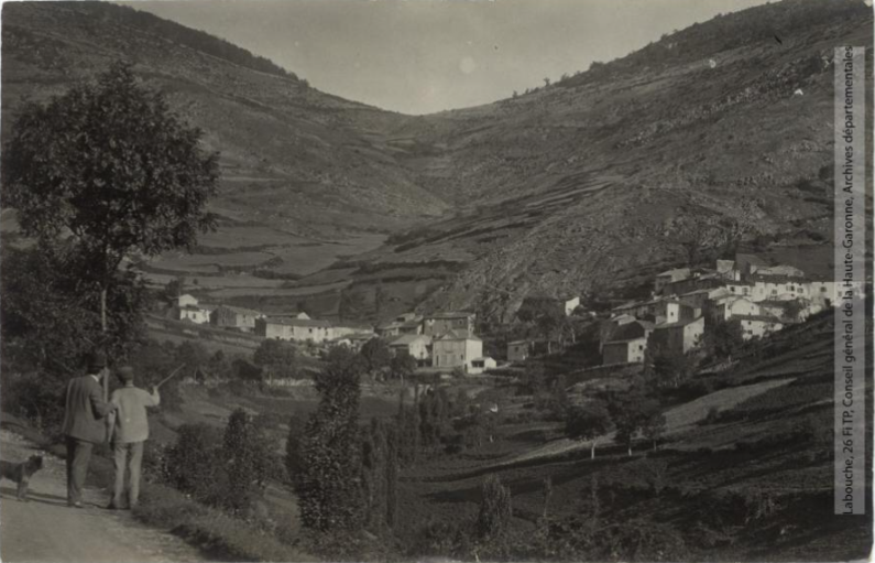 172. Fontanès[-de-Sault] près d'Usson : vue générale / photographie Henri Jansou (1874-1966). - Toulouse : maison Labouche frères, [entre 1900 et 1940]. - Photographie (1900/1940) recto