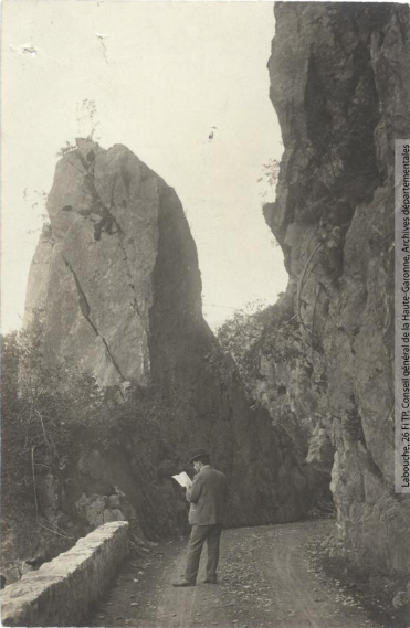 Vallée de l'Aude et environs. 173. Brèche sur la route d'Aunat près d'Usson / photographie Henri Jansou (1874-1966). - Toulouse : maison Labouche frères, [entre 1900 et 1940]. - Photographie (1900/1940)-recto