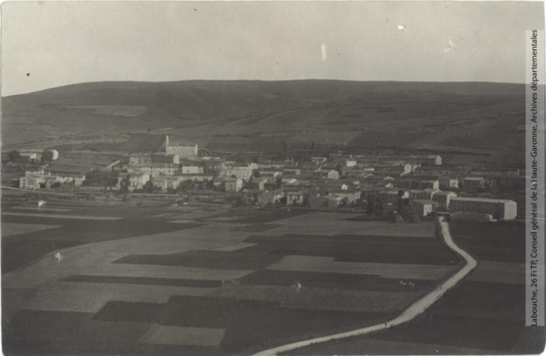 Vallée de l'Aude et environs. 174. Aunat : vue générale / photographie Henri Jansou (1874-1966). - Toulouse : maison Labouche frères, [entre 1900 et 1940]. - Photographie (1900/1940) recto