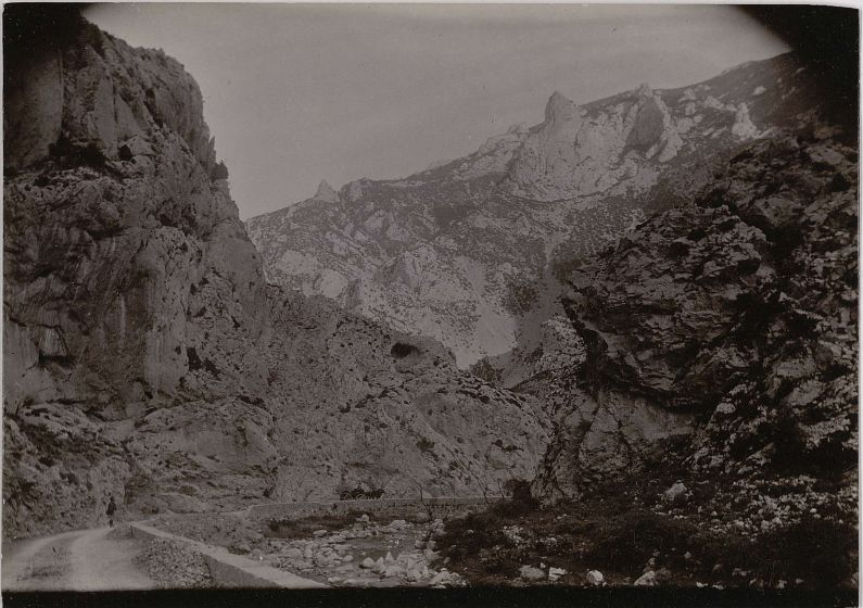 Salvezines (Aude) :  gorges dans la vallée de la Boulzane