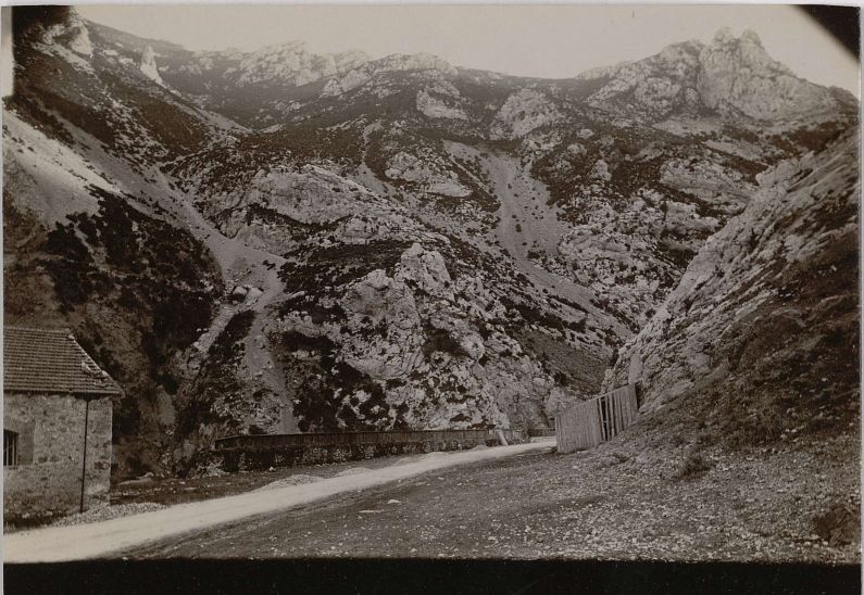Salvezines (Aude) :  partie des bâtiments de l'usine de la Folie et canal d'amenée au premier plan