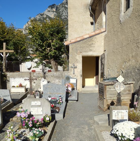 Saint-Martin-Lys, avant toit de l'église depuis le cimetière