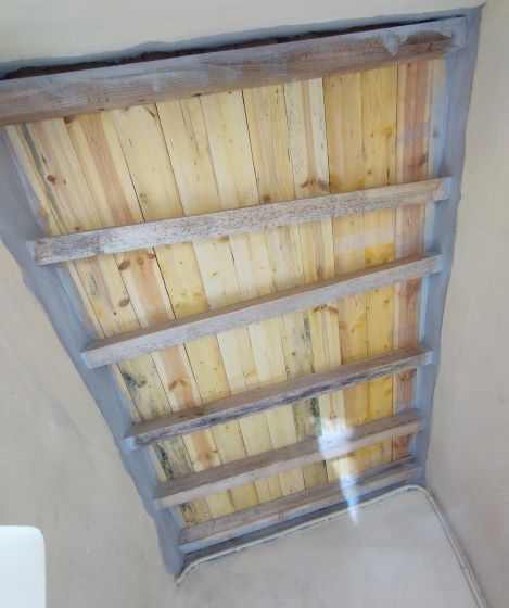 Saint-Martin-Lys, avant toit de l'église, vu de dessous