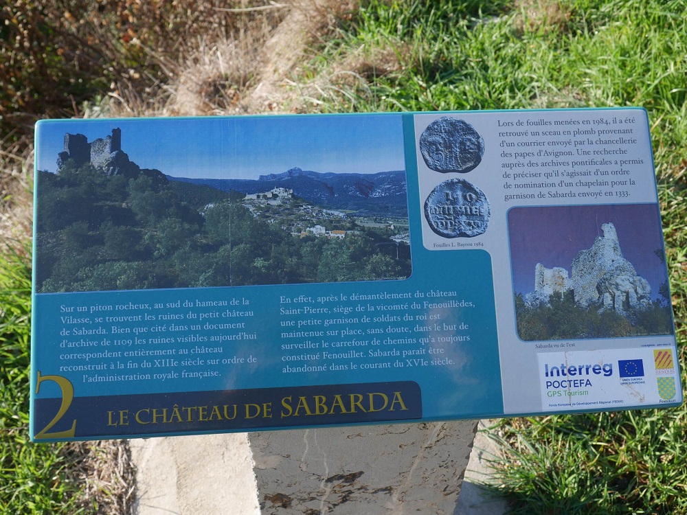 Fenouillet - Panneau historique à l'entrée du château de Sabarda